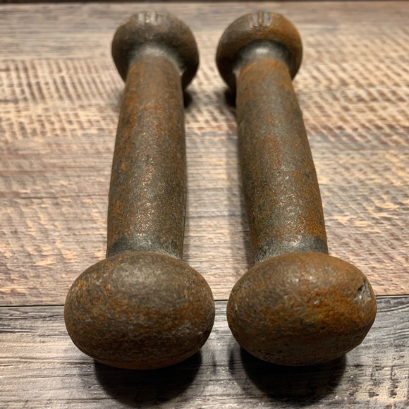 Cast Iron Round Bun Head Dumbbell Set - 1 Pound each - Picture 2 of 5